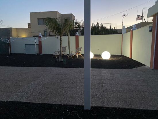 Wir sitzen und essen gemütlich draußen