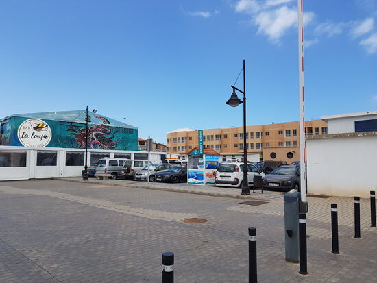 Der Hafen von Corralejo: Hier kann man parken und in dem kleinen Häuschen die Tickets für die Überfahrt zur Insel kaufen.
Kostenpunkt: 15 Euro p.P. Hin- und zurück