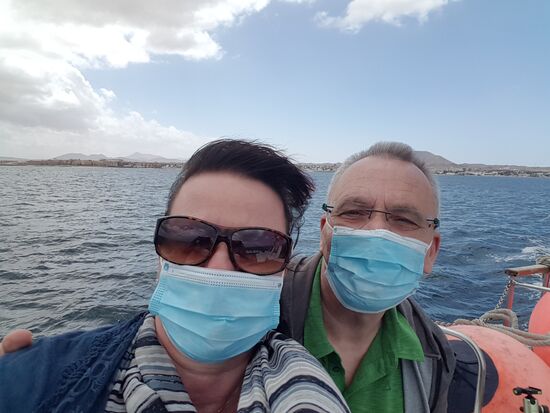 Natürlich Maskenpflicht. Die Fahrt dauert etwa 20 Minuten -wir haben die 13 Uhr Boot erwischt und die Rückfahrt für 17 Uhr gebucht