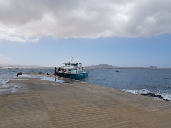Die 10 Passagiere steigen aus und einige fahren zurück