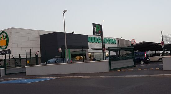 So fahren wir in den großen Supermarkt und kaufen uns Steaks, Brot....
