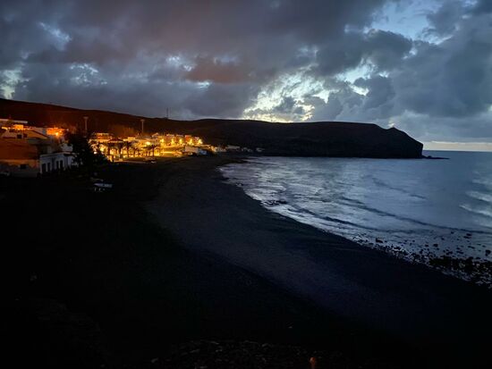 Thomas steht heute wieder früh auf um den Sonnenaufgang zu fotografieren.
Hier ist es noch ganz dunkel und das Dörfchen Lajita ist erleuchtet