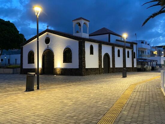 Die Dorfkirche - direkt am Strand gelegen.