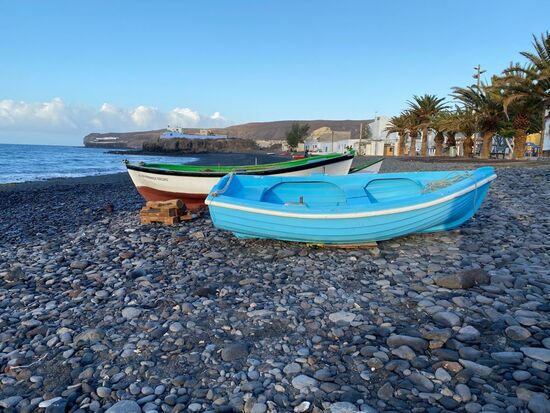 Nun gehts wieder zurück—hinten auf der Klippe ist unsere Wohnung