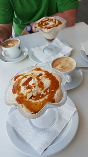 Zurück im Hafen, genießen wir einen Kaffee und ein „Mousse de Gofio“
Sogleich googeln wir nach dem Gofio-Mehl und stellen fest, dass dieses in DE nicht erhältlich ist. Auch im Internet schwer zu beschaffen.