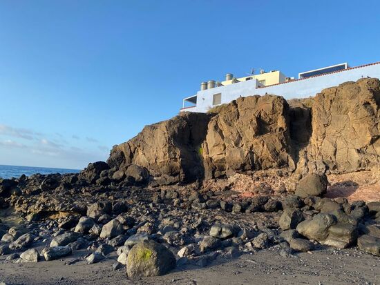 Da ist unsere Wohnung oben auf der Klippe