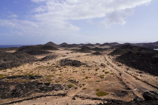 Es gibt nur ein kleines Dörfchen „El Puertito“ auf der Insel, aber keine offizielle Übernachtungsmöglichkeiten. Auch nur 1 Restaurant, in dem man vorbestellen muss.
Man sollte sich genügend Getränke selber mitbringen.