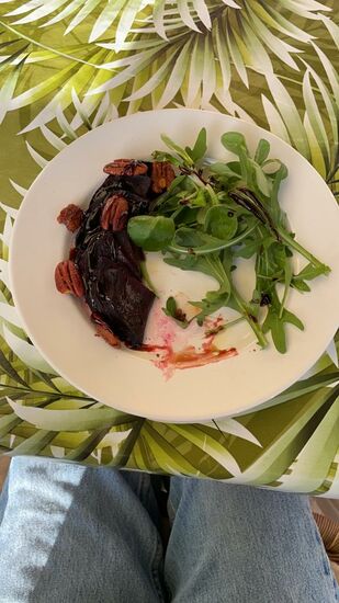 Vorspeise: Rote Beete mit gerösteten Pecan-Nüssen an Ruccolasalat