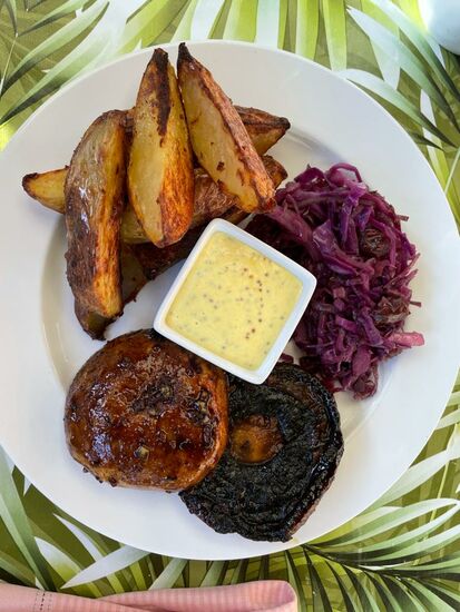 Hauptgericht: Kartoffelspalten, gebratene Mammutchampignons, Rotkohl mit Cranberries und Senf-Dip
