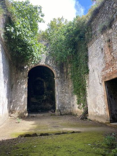 Im Inneren der Ruine erwarten den leidenschaftlichen Fotografen reichliche Motive