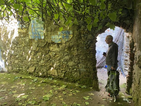 Fliesenreste befinden sich noch an den Wänden—wer den Film „der englische Patient“ gesehen hat, glaubt dass die Szene in der der Soldat gepflegt wird, hier gedreht wurde