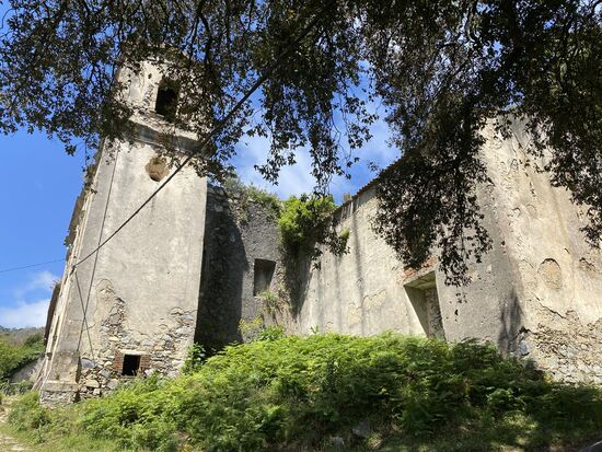 Wir starten am Franziskanerkloster „Convento da Nossa Senhora do Desterrro“
Das wurde 1631 von Pero da Silvo gegründet und 1755 vom Erdbeben so stark beschädigt, dass es nur noch eine Ruine ist