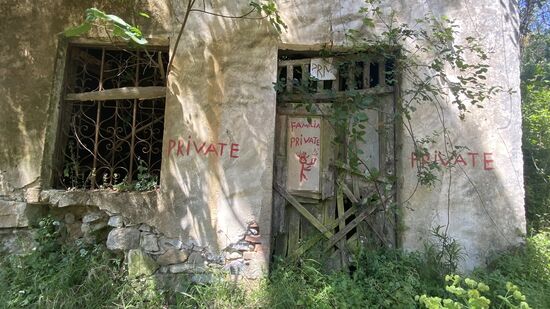 In der Ruine hat sich eine Familie einquartiert—ein alter Mann winkt uns heran und ermutigt uns, den inneren Bereich zu besichtigen.
Dafür müssen wir durch seinen Flur gehen