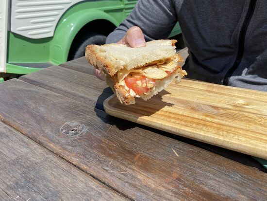 Wir probieren ein Sandwich mit Huhn und der Spezialität des Landes: Piri piri-eine pikante Soße aus Chilischoten