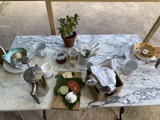 Selbstgemachte Müsli, Marmelade und Ziegenkäse