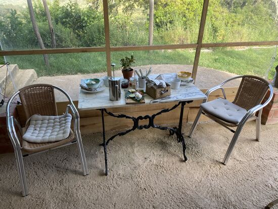 Unser vegetarisches Frühstück bekommen wir von Anne vor unserem Zimmer serviert.