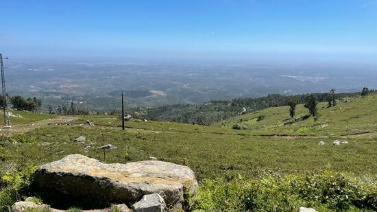 Nun geht es aber hinauf, auf den Berg-
Wir wandern etwa 1,5 Stunden bis zum Gipfel. Dort kehren wir auf ein Stück Nusskuchen und einen Kaffee in das große Restaurant ein.
