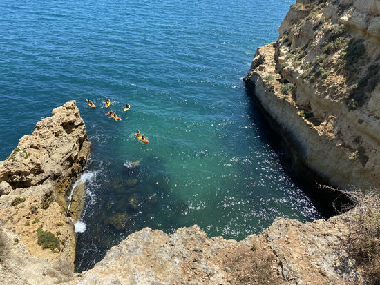 Es werden Bootstouren zu den Höhlen angeboten