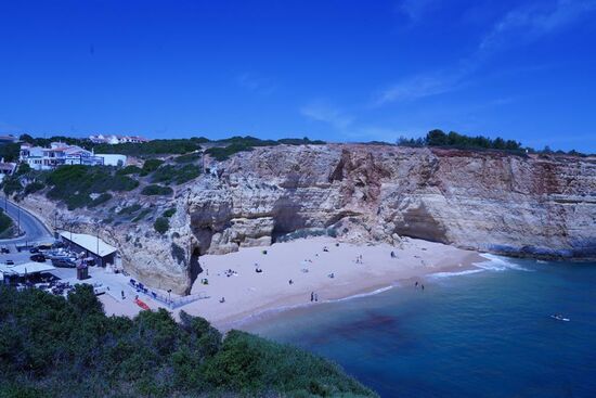Die wenigen Touris tummeln sich hier im Wasser, am Strand und in den Restaurants und genießen die Sonne
