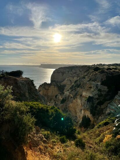 Leider bekommen wir auch hier keinen schönen Sonnenuntergang, sodass wir uns ein Lokal zum Abendessen suchen und heimwärts fahren.