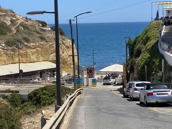 Weiter gehts zu den „Benagil Caves“: hier scheint die Welt noch in Ordnung und man ahnt, wie es vor Corona war.