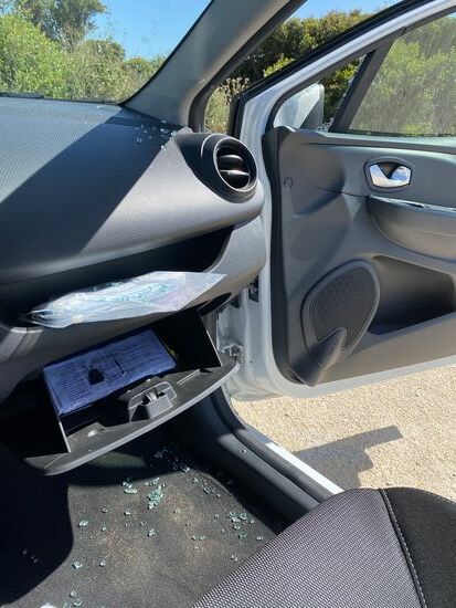 Leider erwartet uns auf dem Parkplatz eine böse Überraschung. An unserem  Auto wurde die kleine Seitenscheibe eingeschlagen und ein paar Sachen gestolen