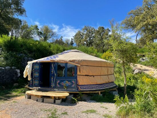 Eine Jurte ist eine Behausung der Nomaden, die überwiegend in der Mongolei zu finden...