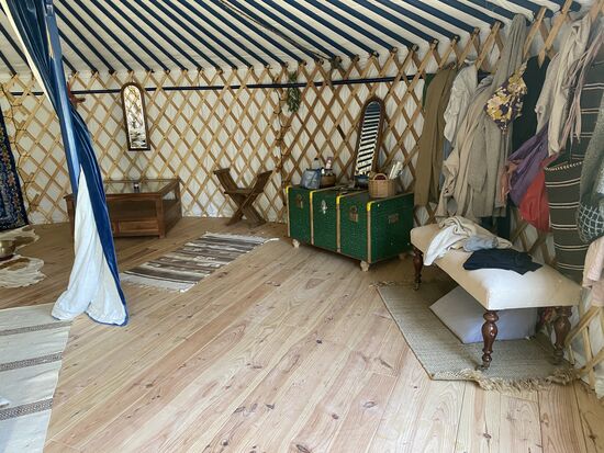 Leider ohne Strom und fließend Wasser—ich bezweifle, dass es Maria zusagt.
Wir machen Fotos und schicken sie zu Maria, die momentan noch in Aljezur wohnt.
Tatsächlich ist sie begeistert und kommt sofort mit Sack und Pack angereist!