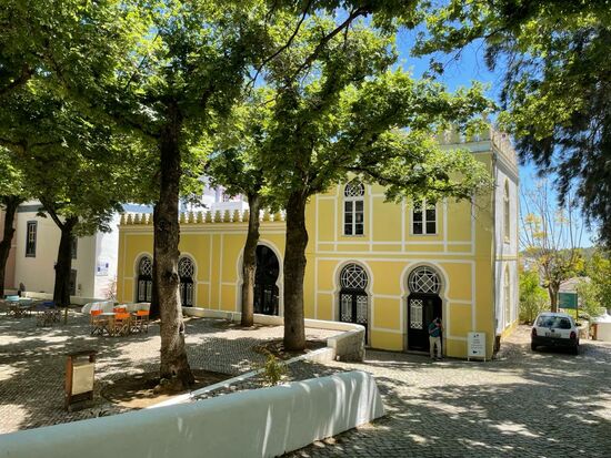 Hier ist ein Café zum einkehren—wir können endlich mal wieder sitzen und genießen