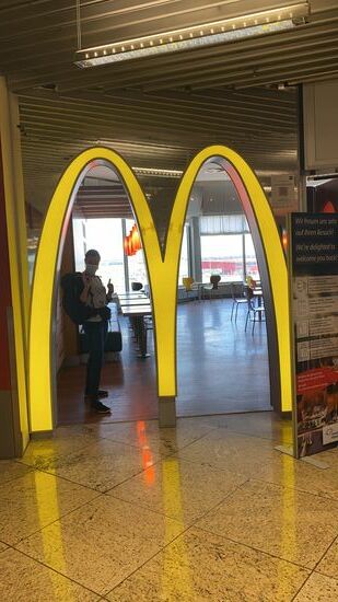 Wir sind schon um 17 Uhr mit allem durch und besuchen die lounge der „golden arches“