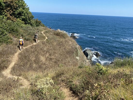 Wir folgen dem Weg mit „maps.me“ sehen aber auch anhand des Trampelpfades dass wir richtig sind