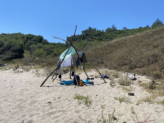 An diesem kleinen Strand müssen wir uns aber einen Sonnenschutz basteln