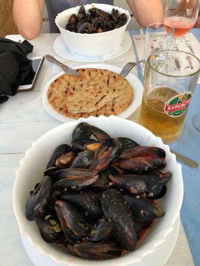 Abends lassen wir es uns in einem Restaurant am Meer in Ahtopol gutgehen.
Die Miesmuscheln hier sind unglaublich gut