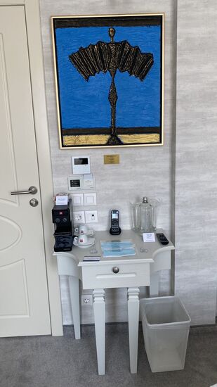 Unser Zimmer-: mit einem Bild von einem Künstler