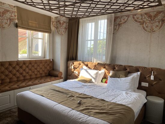 Das andere Zimmer—man beachte die interessante Decken-Deko