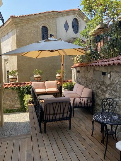 Der Außenbereich—hier kann man auch frühstücken