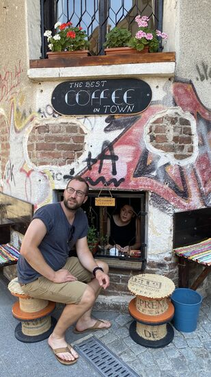 Unten entdecken wir tatsächlch ein „Klek“!! Also ein Kellercafe—der Verkauf findet durch das Fenster statt