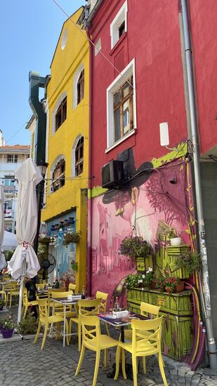 Die Innenstadt ist bunt und quirlig—