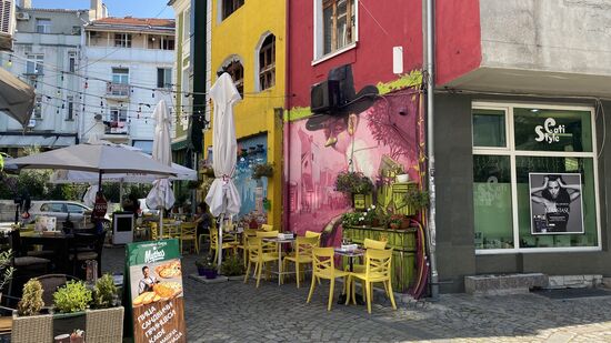 Überall gemütliche Cafes und Straßenrestaurants mit interessantem Mobilar