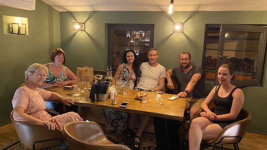 Auch hier wieder: die feinen, edlen Details, die man hier in jedem Restaurant vorfindet: schöne Gläser, edle Deko—man beachte die Öl- und Essigflakons!