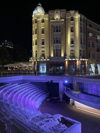 Hier sollte die Straße erneuert werden, dabei stieß man auf diese antike Stätte.
Man integrierte sie in eine Flaniermeile