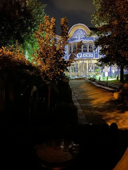 Eine wunderschöne Villa hinter Mauern und Gitter