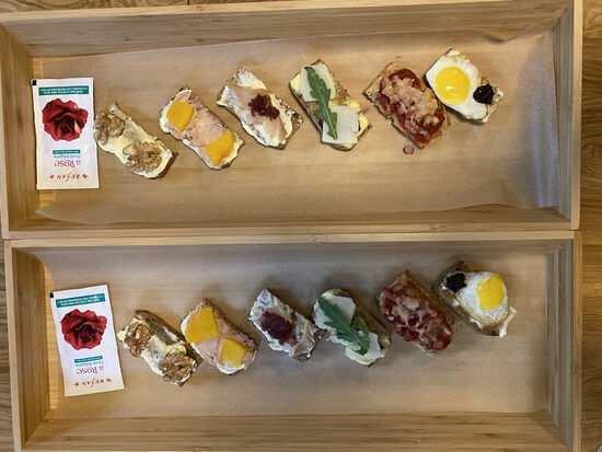 Mini- Vollkornbrotscheiben mit kleinen Köstlichkeiten belegt.