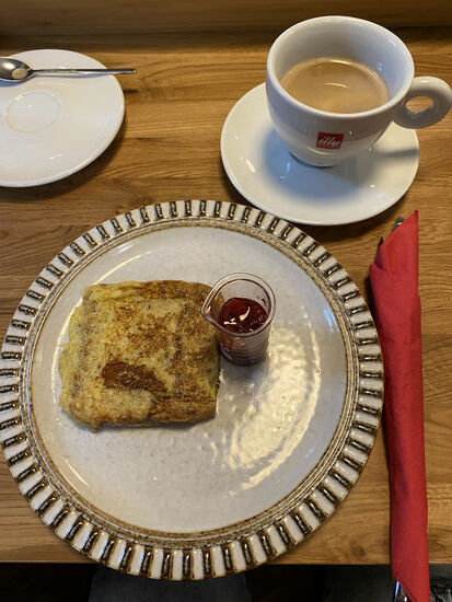 Eine Art French Toast mit selbstgemachter Erdbeerkonfitüre
