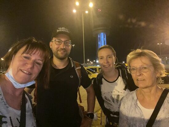 Es ist schon nach Mitternacht, als uns der Shuttle ins Hotel bringt-Helga empfängt uns am Airport 