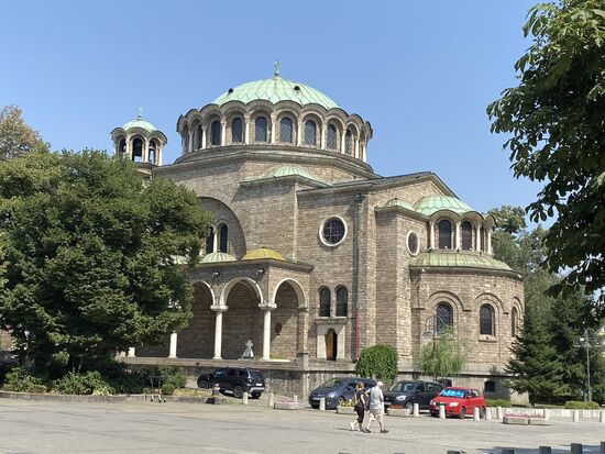 Gleich neben dem Justizpalast ist eine der vielen orthodoxen Kirchen: die „ Sweta Nedelja“
Sie gehört zum „Quadrat der Toleranz „. Dieses bildet sie mit der benachbarten katholischen Kirche, der Synagoge und der Banja-Baschi-Moschee