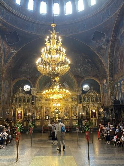 Wir gehen in die Kathedrale „Sweta Nedelja“ zurück und kommen in den Genuss einer Hochzeitszeremonie