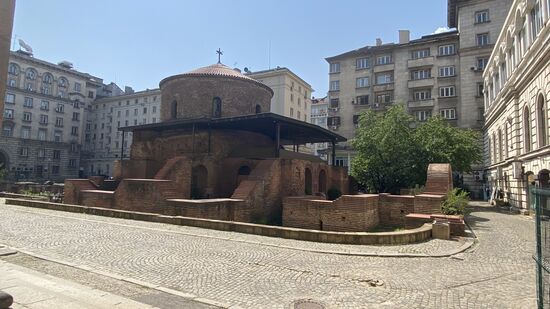 Das ist die „St Georgs Rotunde“ -die St Georgskirche-sie wurde im 4.Jhd unter der Herrschaft von Knstatin dem Großen errichtet.