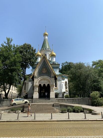 Das ist die Nikolai-Kirche. Hier findet gerade eine Taufe statt
Sie zählt mit ihrer russischen Architektur zu den schönsten Kirchen der Stadt
