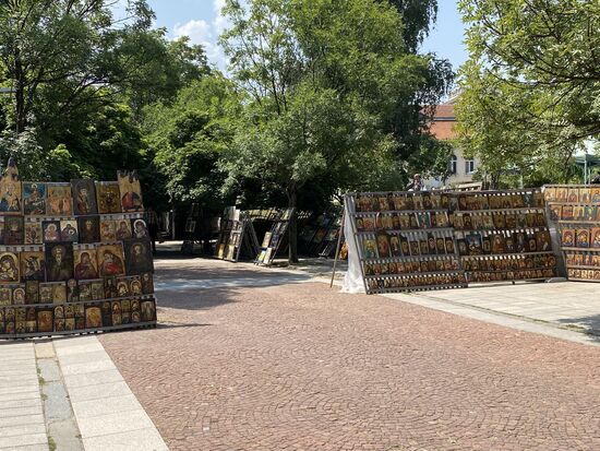 Straßenverkäufer haben zahlreiche Madonnen und andere Heiligenbilder ausgestellt